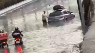 İzmir Kemeraltı'nı su bastı, araçlar mahsur kaldı