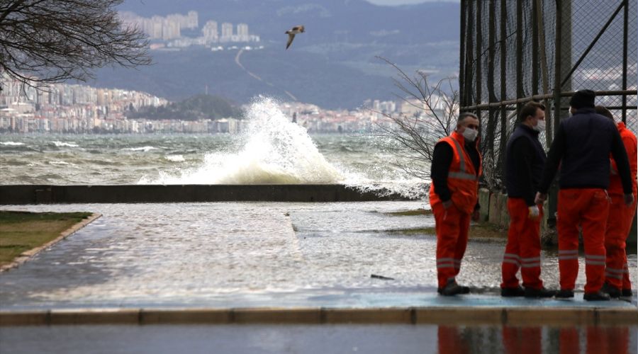 �zmir'de f�rt�na nedeniyle deniz ta�t�