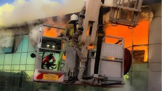 İzmir'de iş yeri alevlere teslim oldu