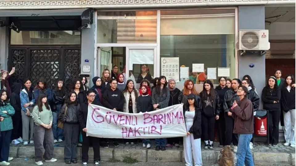 �zmir'de k�z yurdunda skandal! Yurt m�d�r� g�revden al�nd�