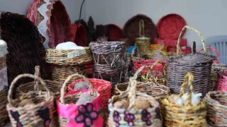 İzmirli kadınlar atık kağıtlardan sepet örüyor