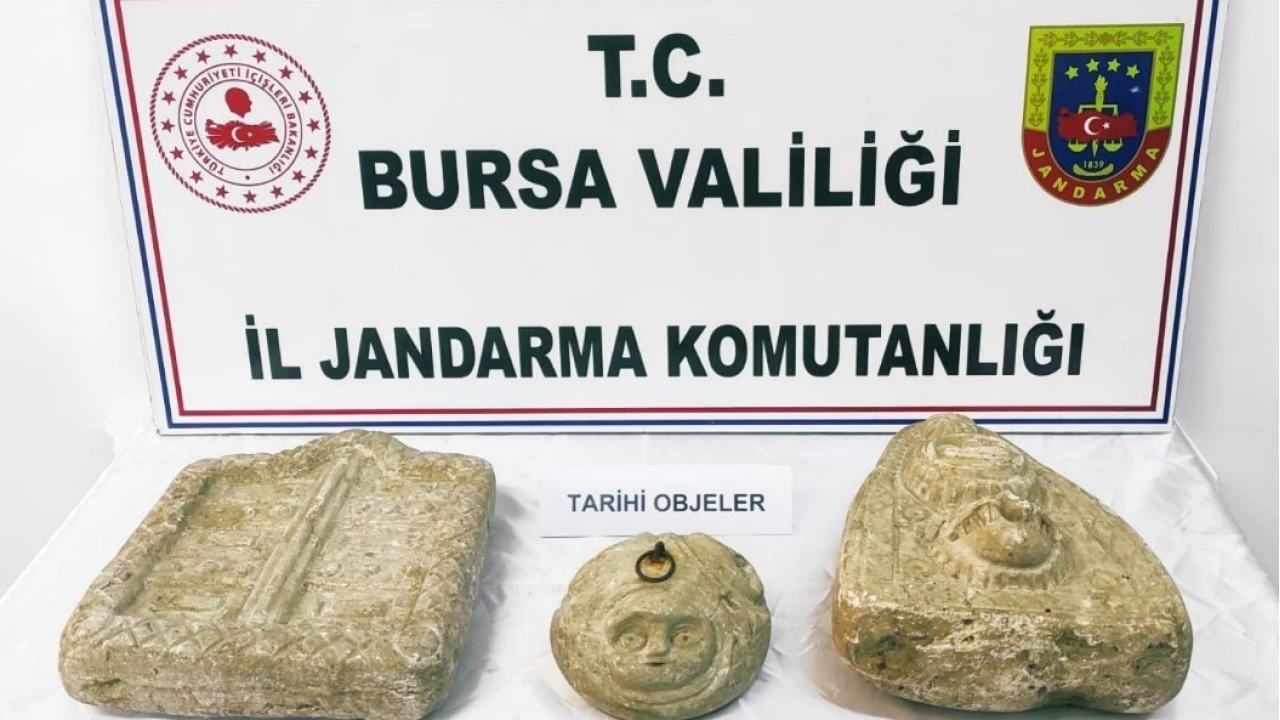 Jandarma tarihi eser kaçakçılarını yakaladı