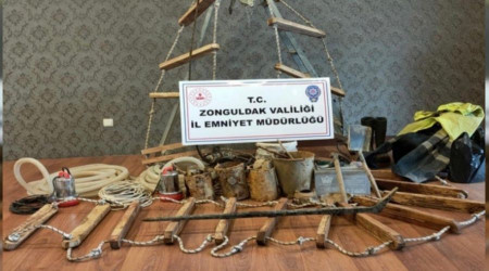 Kaçak kazı yaparken yakalandılar