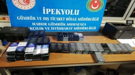Kaçak telefonlar gümrüğe takıldı