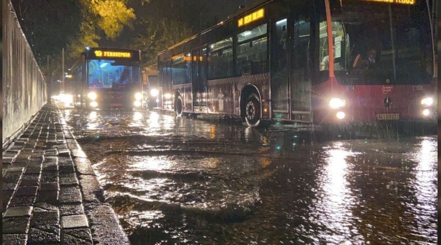 Kadıköy'de yollar göle döndü