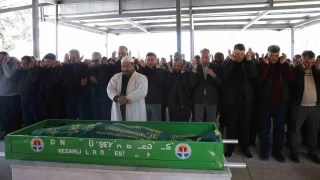 Kadn doktor gzyalar iinde topraa verildi