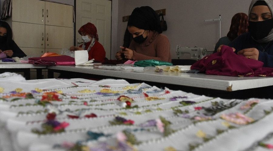 Kadınlar özledikleri kurslara yeniden kavuştu