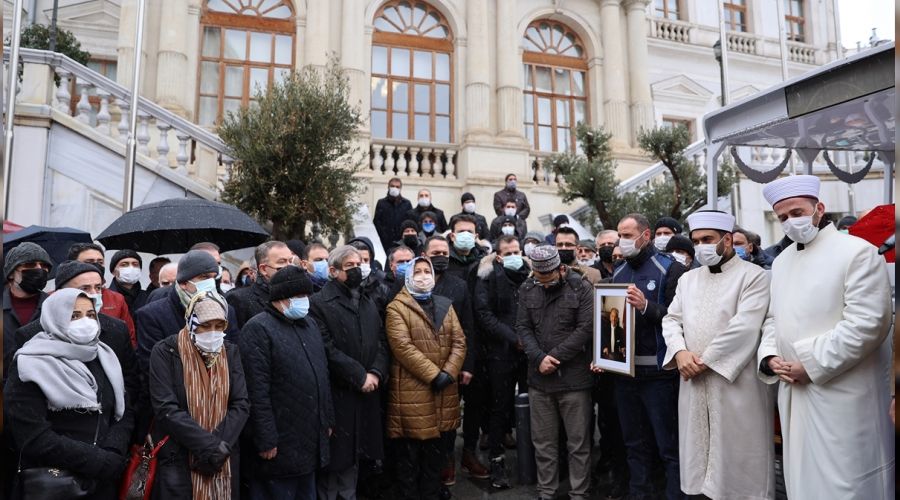 Kadir Topba� son yolculu�una u�urlan�yor