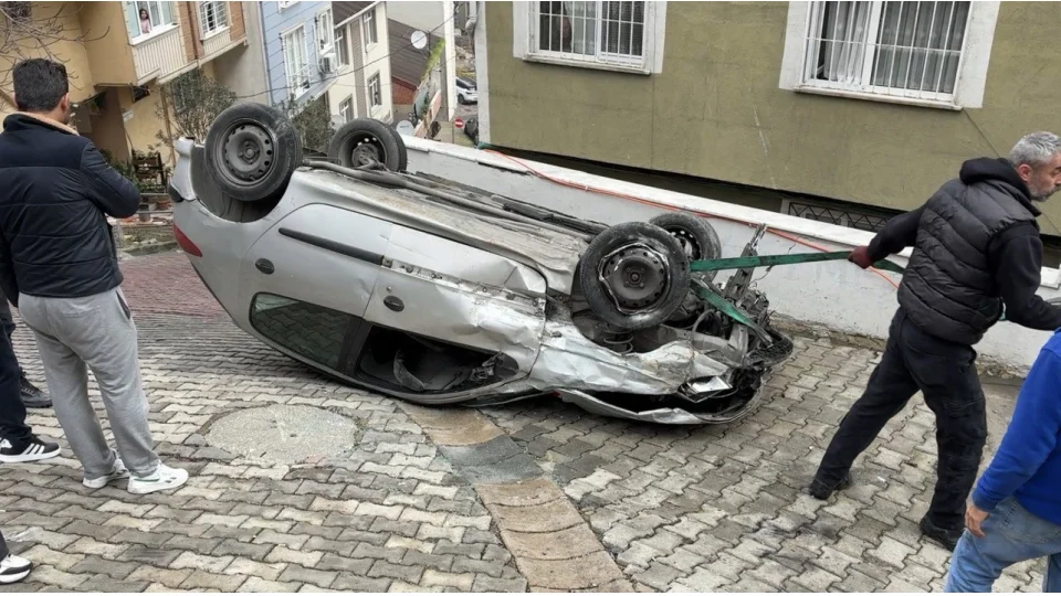 Ka��thane'de faciadan d�n�ld�: Otomobil do�al gaz kutusuna �arpt�