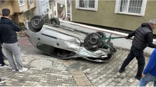 Ka��thane'de faciadan d�n�ld�: Otomobil do�al gaz kutusuna �arpt�