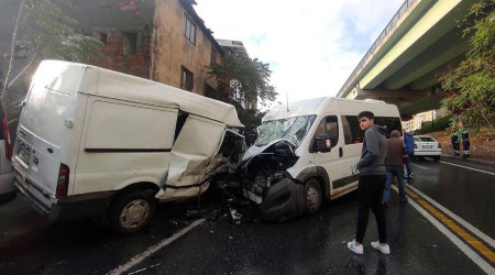 Kağıthane'de servis aracı ile panelvan çarpıştı: 8 kişi yaralandı