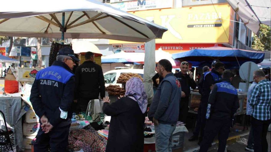 Kaldırıma poşet içerisinde bırakılan silah polisi alarma geçirdi