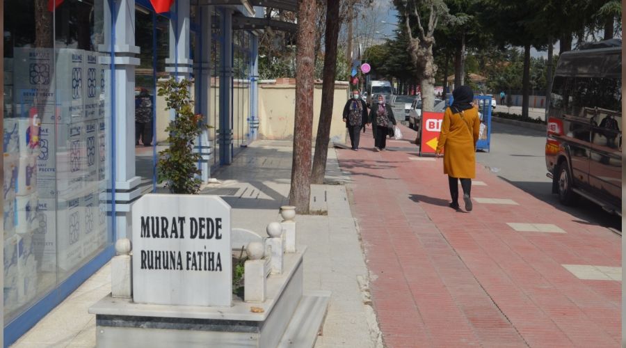 Kaldırımlar ve yol ortasındaki mezarlar görenleri şaşırtıyor