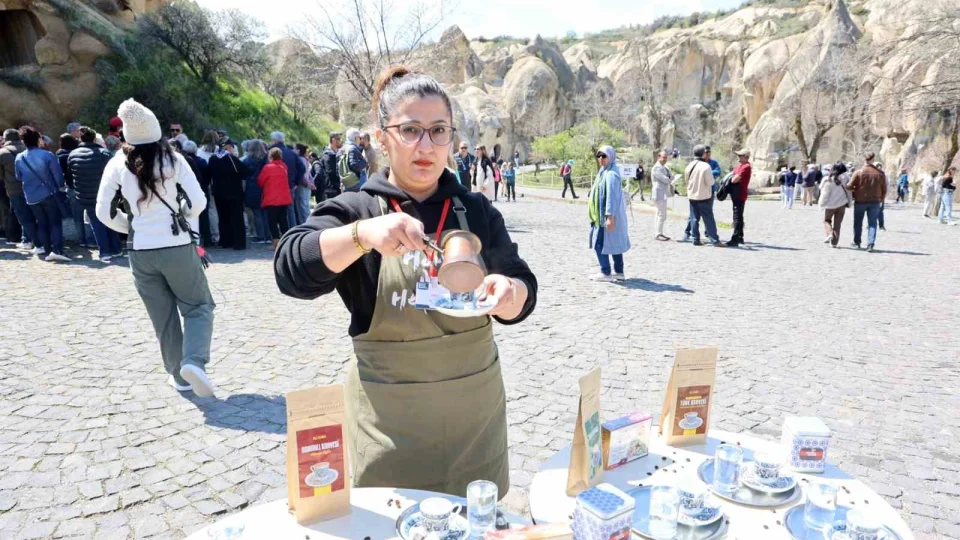 Kapadokya'da turistlere T�rk kahvesi ve lokum ikram�