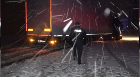 Kar ve tipi etkili oldu , karayolu kapatıldı
