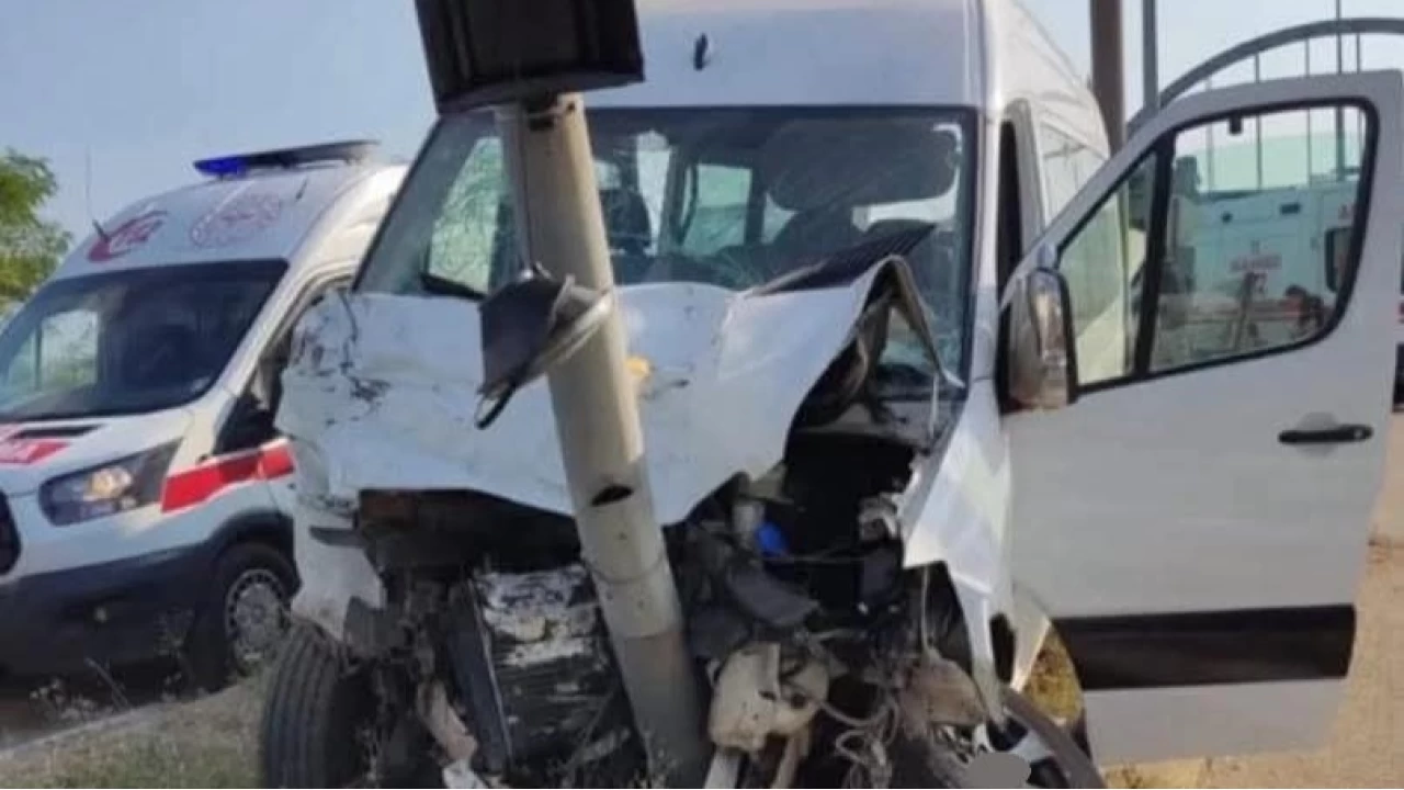 Karadeniz Sahil Yolu'nda minib�s ile otomobil �arp��t�: 13 yaral�