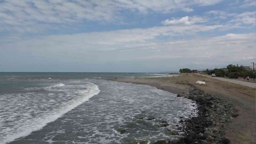 Karadeniz'de can pazarı: 4 kişilik aile boğulma tehlikesi geçirdi