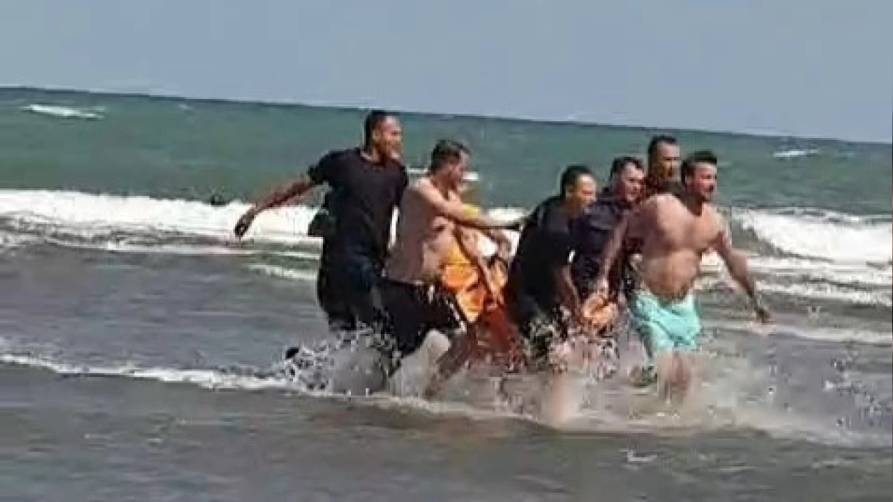 Karadeniz'de can pazarı: 5 kişilik aile kurtarıldı, 6 kişilik kurtarma ekibi yaralandı