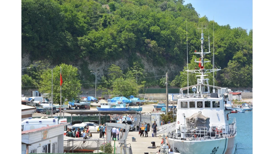 Karadeniz'de T�rk bal�k�� teknesine sald�r�