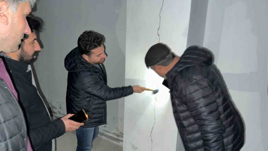 Karako�an'da a��r hasarl� bina say�s� 40'a y�kseldi