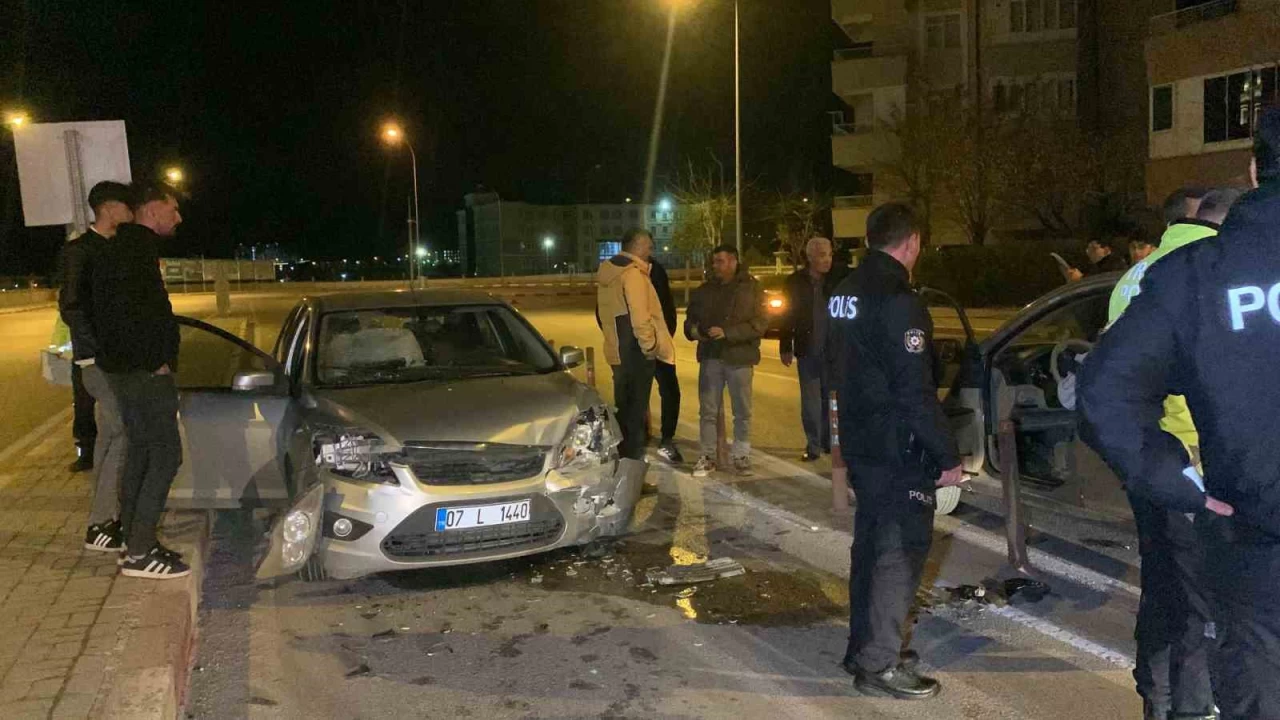 Karaman'da 2 otomobil kafa kafaya çarpıştı: 2 yaralı