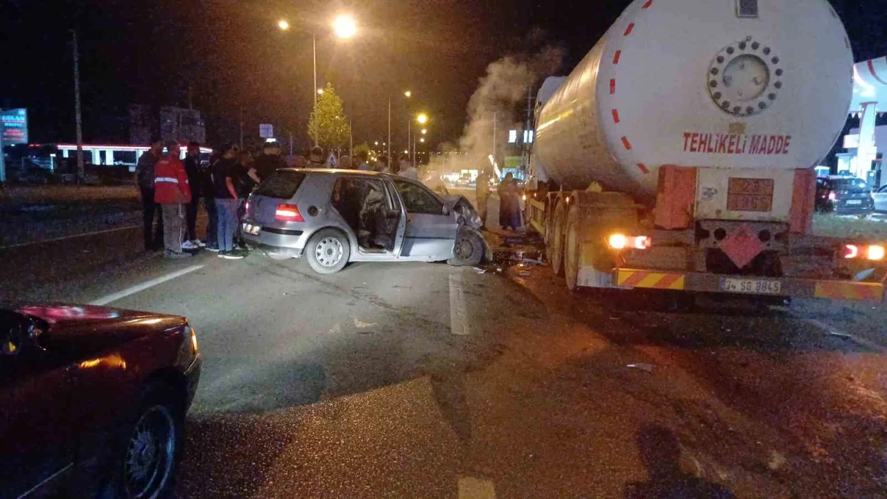 Kar�� �eride ge�en otomobil, akaryak�t tankeriyle �arp��t�: 1 �l�