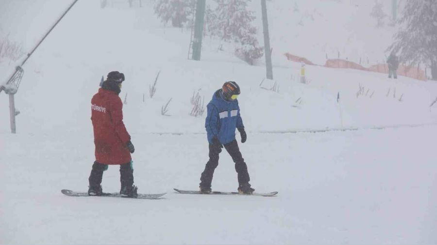 Kartalkaya'da kar ya���� e�li�inde kayak