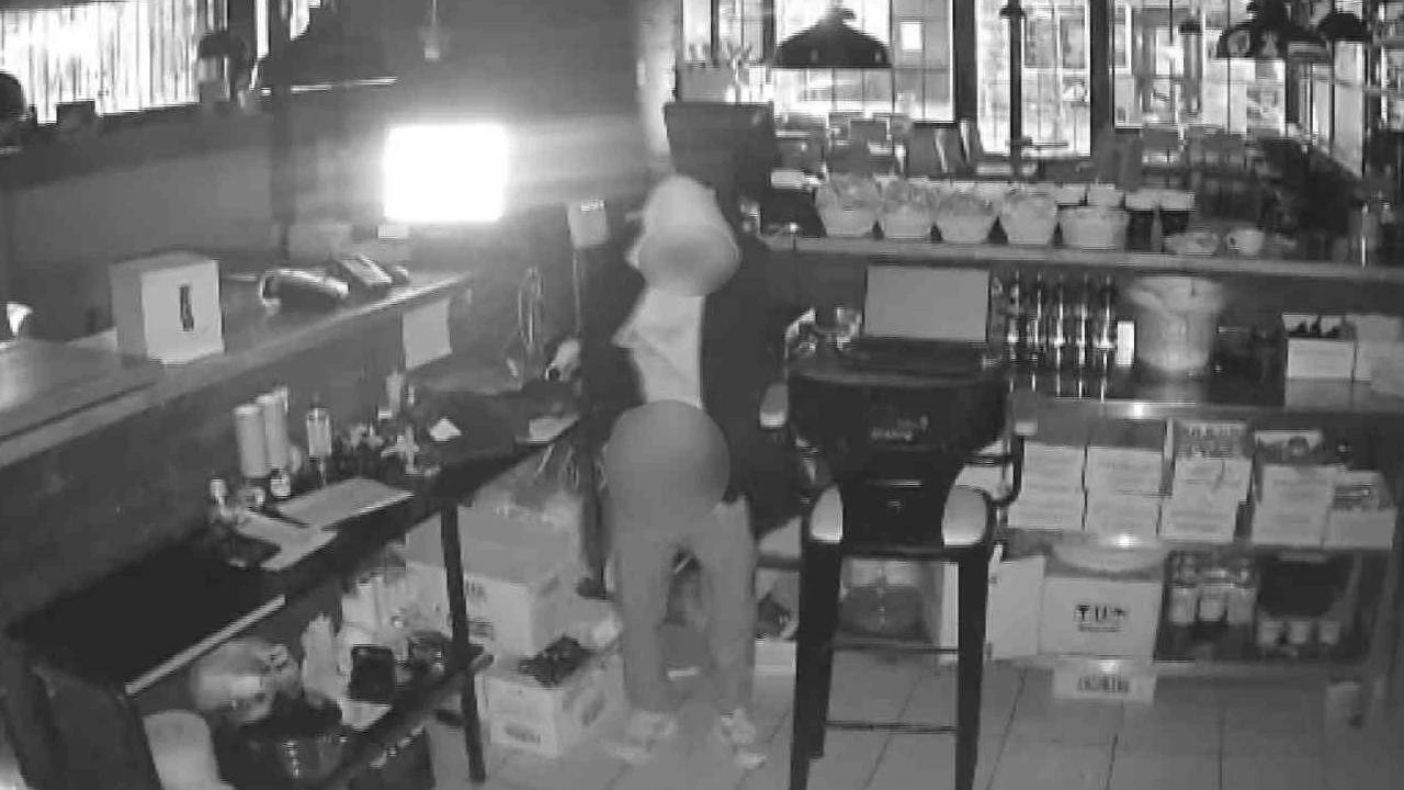 Kasadaki paraları çaldıktan sonra dükkan ortasına tuvaletini yaptı