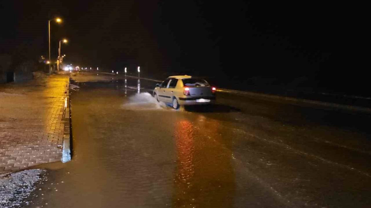 Kastamonu'da deniz ta�t�, sokaklar su alt�nda kald�