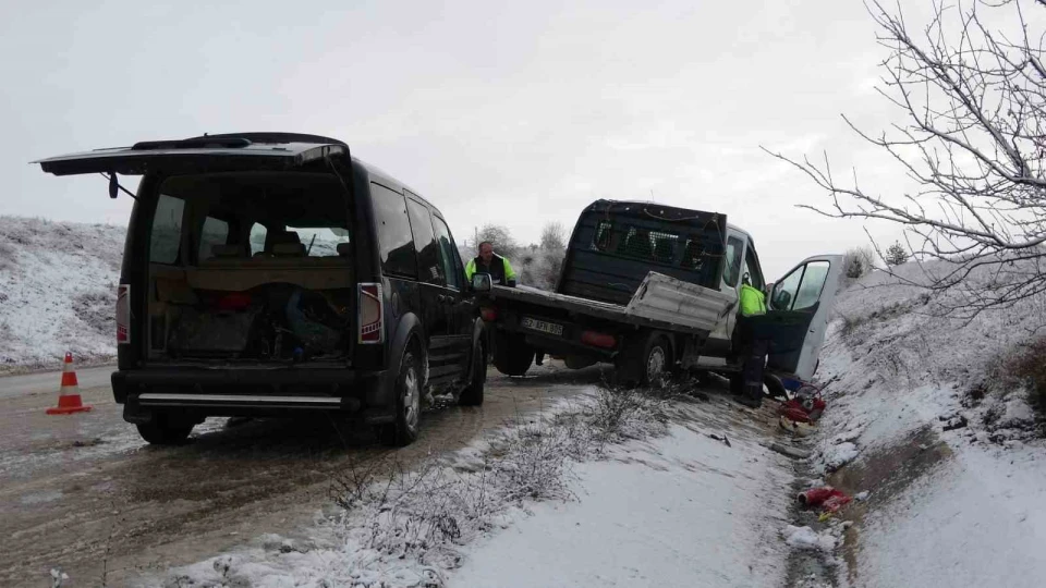 Kastamonu'da i��ileri ta��yan kamyonet yan yatt�: 7 yaral�