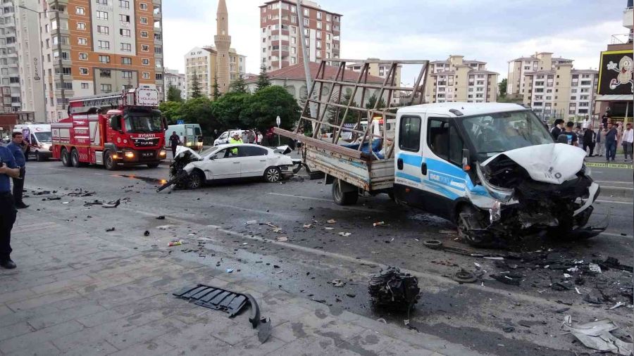 Kayseri'de 3 araç çarpıştı