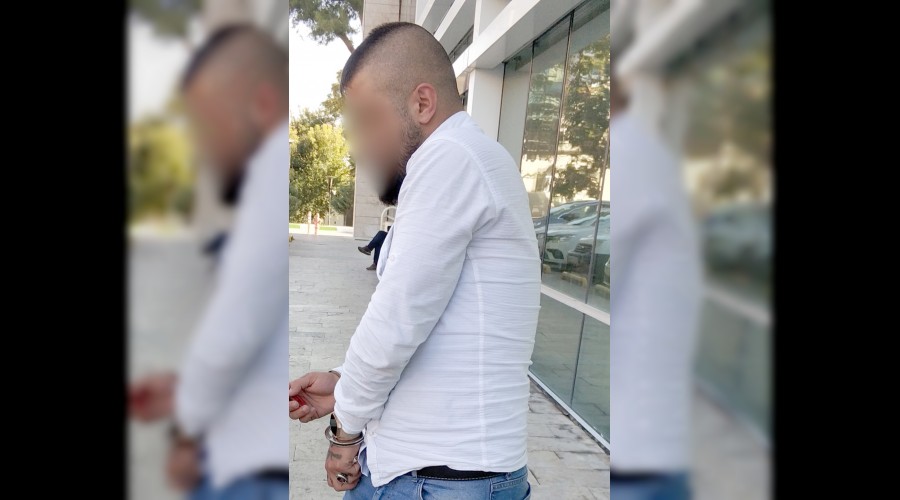 Kaza yapınca sinirlenip aracına ateş etti