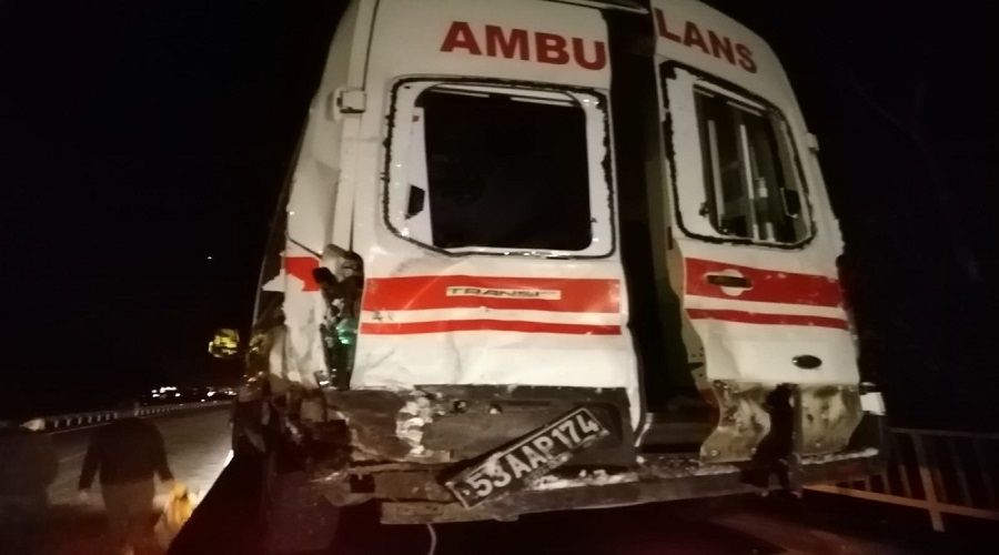 Kazaya giden ambulans kaza yapt�
