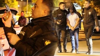 Kelepçe takılınca gülerek polis aracına gitti