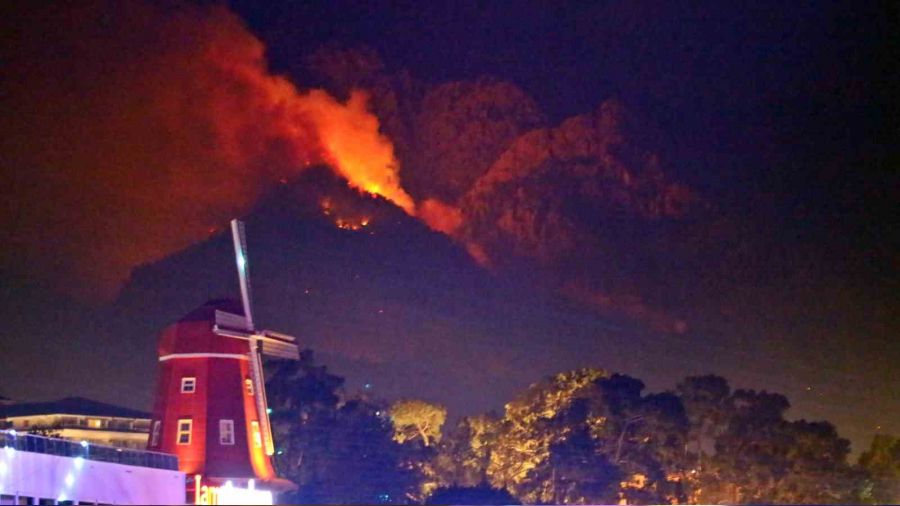 Kemer'de alevler tekrar yükseldi, gece görüşlü helikopterler devrede