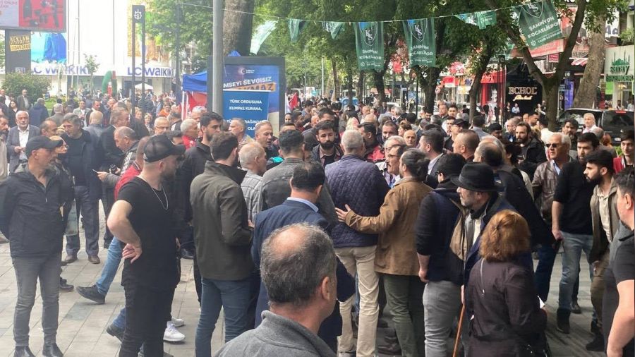 Kentin göbeğinde gruplar birbirine girdi