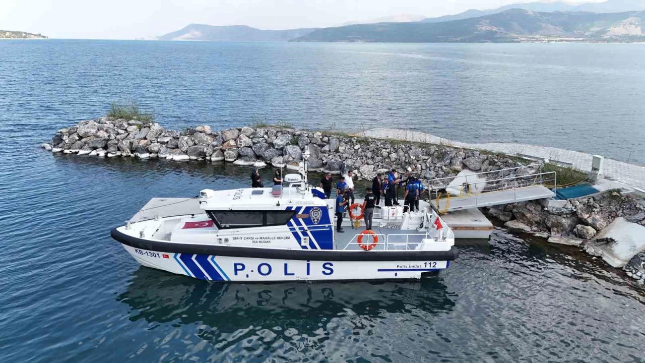 Kıbrıs gazilerine deniz polislerden jest