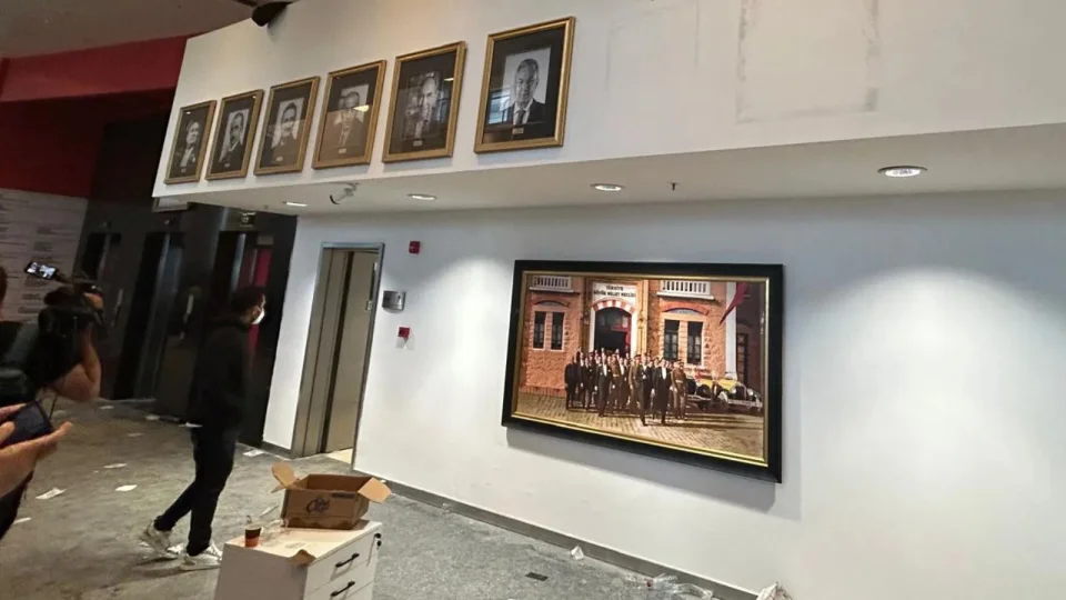 Kılıçdaroğlu'nun avukatı polis eşliğinde binaya girdi, Özgür Özel'in posteri CHP Genel Merkezi'nden indirildi