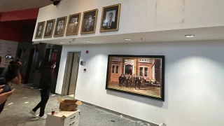 Kılıçdaroğlu'nun avukatı polis eşliğinde binaya girdi, Özgür Özel'in posteri CHP Genel Merkezi'nden indirildi