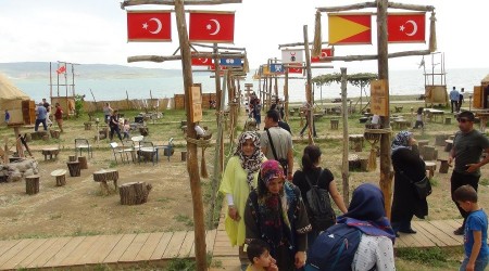 Kýrgýz Türklerinin Van Gölü kýyýsýndaki "Ata Yurdu" otaðý büyük ilgi görüyor