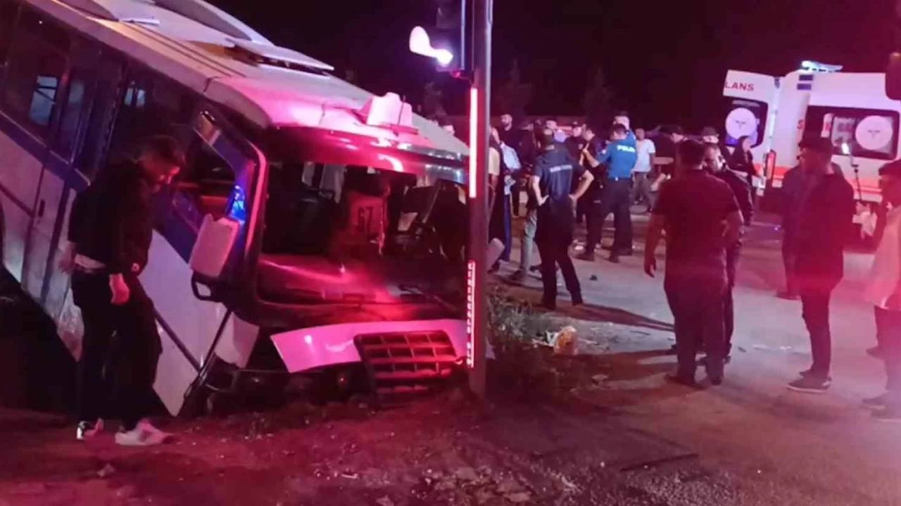 Kırıkkale'de yolcu minibüsü ile otomobil çarpıştı: 22 yaralı