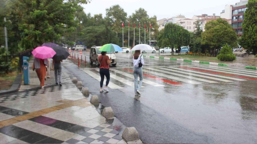Kırklareli'nde sağanak yağış etkili oluyor