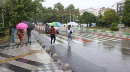 Kırklareli'nde sağanak yağış etkili oluyor