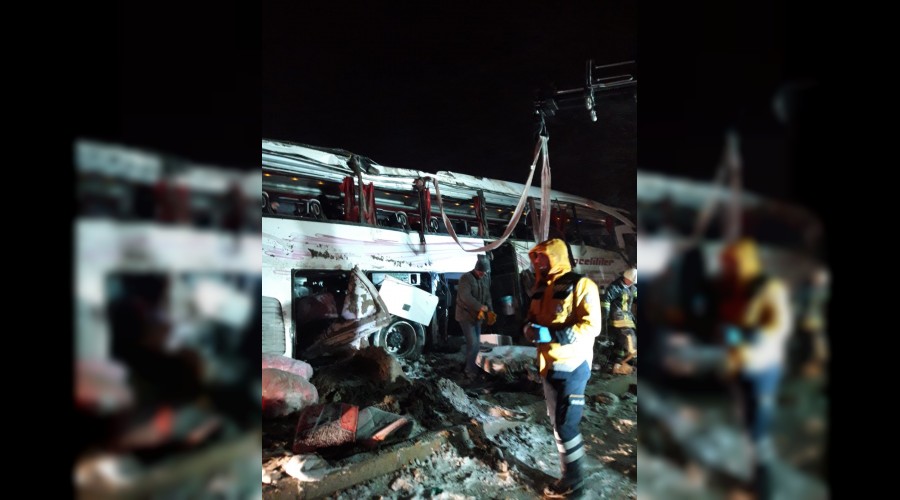 Kırşehir’de feci kaza: 3 ÖLÜ, 35 YARALI