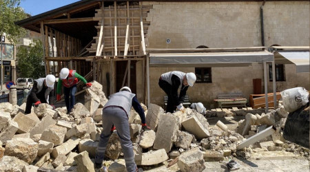 Kitabeler molozlardan ayrıştırılarak belgeleniyor
