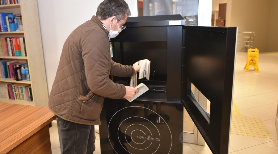 Kitaplar ultraviyole ���nlar�yla dezenfekte ediliyor