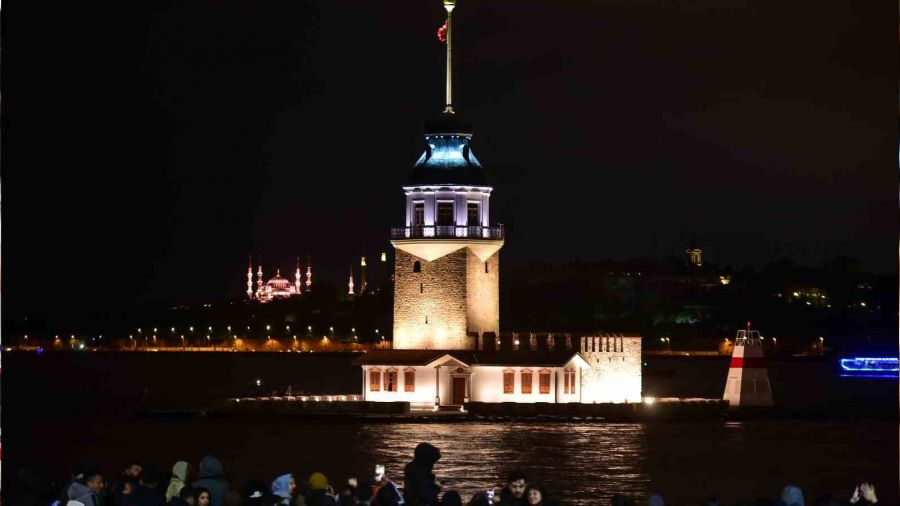 Kız Kulesi ışık gösterileriyle yeniden İstanbullularla buluştu
