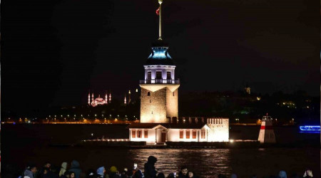 Kız Kulesi ışık gösterileriyle yeniden İstanbullularla buluştu
