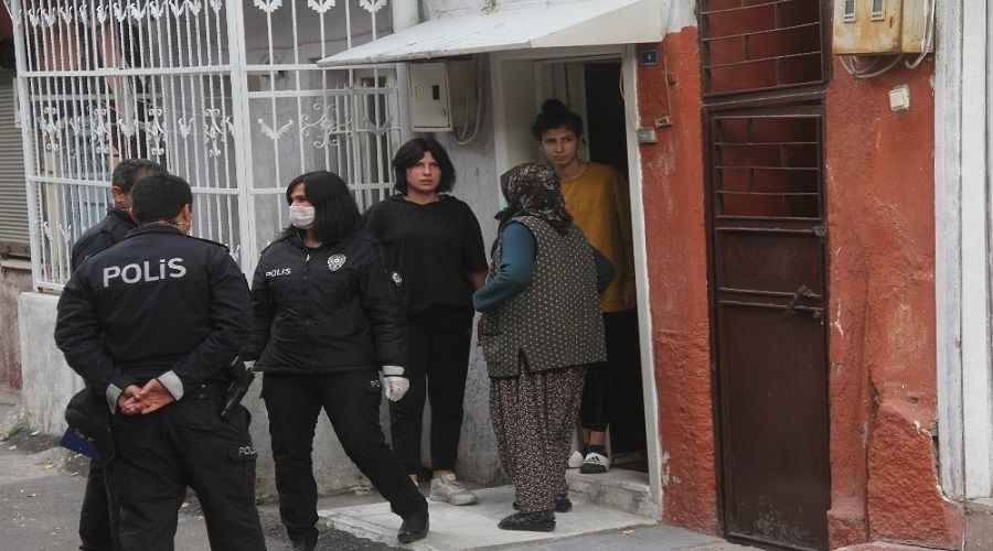 Kızını arayan kadını darp ettiler