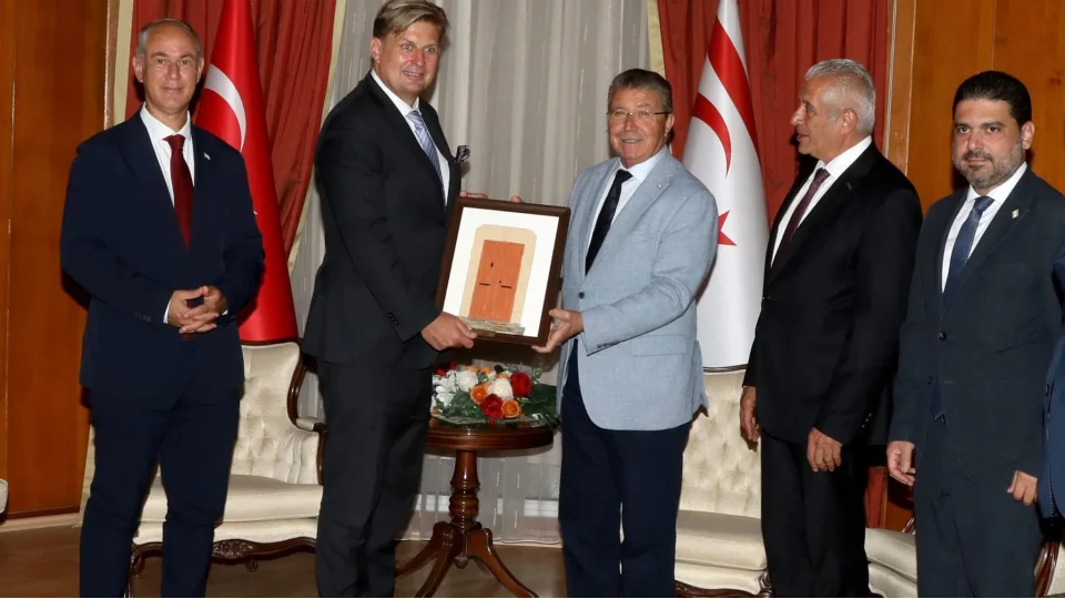 KKTC Ba�bakan� �stel, Alman milletvekili Krah'� kabul etti